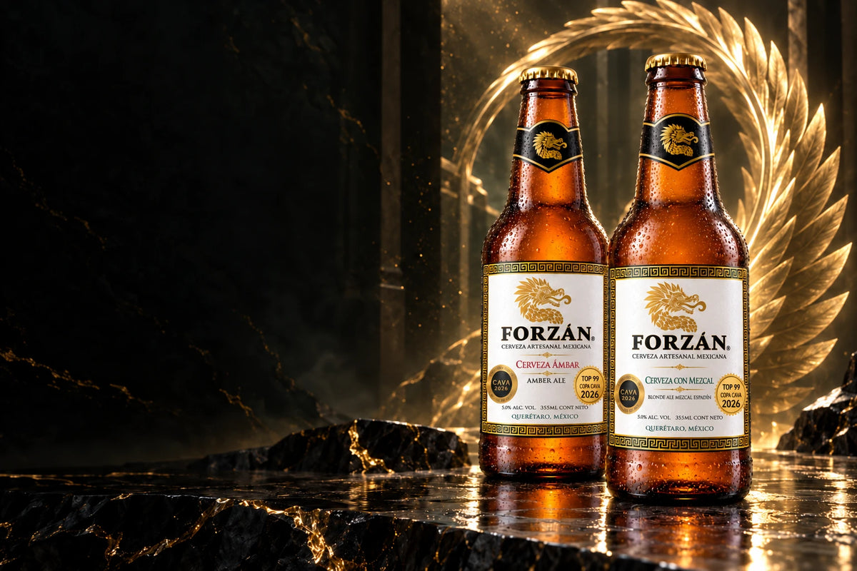 Cervezas Ámbar y con Mezcal FORZÁN sobre obsidiana, con un arco dorado al fondo.